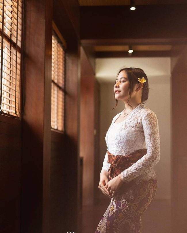 Penampilan Prilly kian menawan dengan ulasan makeup minimalis natural dan rambut yang dicepol rapih ke belakang. Sementara untuk bagian depan rambut disisakan sedikit dan dibiarkan menjuntai natural. Foto: dok. Instagram/@prillylatuconsina96