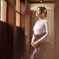 Penampilan Prilly kian menawan dengan ulasan makeup minimalis natural dan rambut yang dicepol rapih ke belakang. Sementara untuk bagian depan rambut disisakan sedikit dan dibiarkan menjuntai natural. Foto: dok. Instagram/@prillylatuconsina96