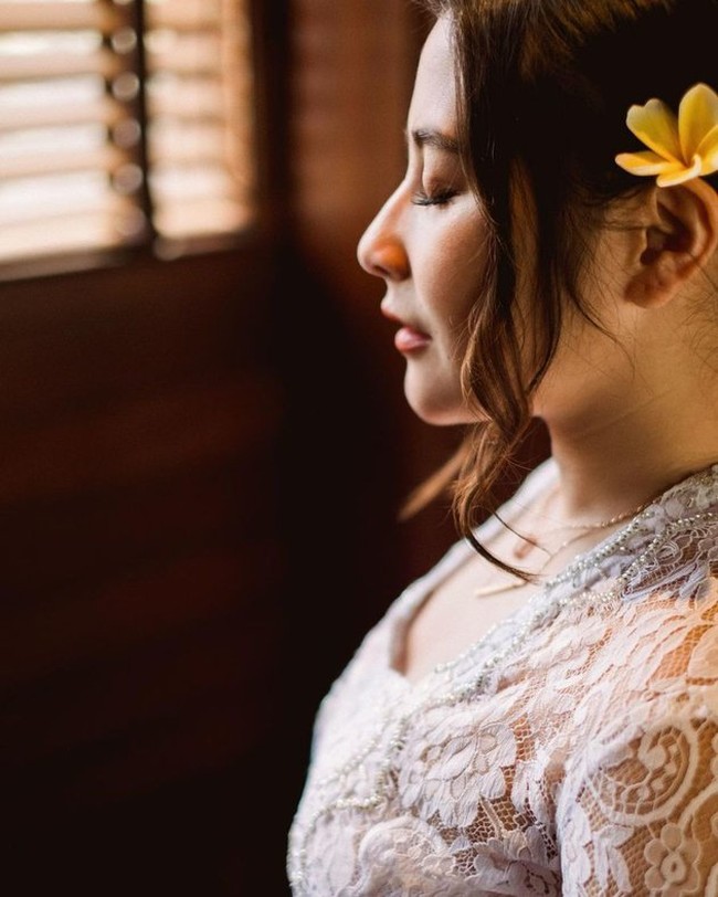 Untuk menambah kesan wanita Bali, Prilly pun menambahkan sekuntum bunga Kamboja di telinganya. Bagaimana menurutmu penampilan Prilly yang satu ini? Foto: dok. Instagram/@prillylatuconsina96