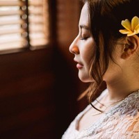 Untuk menambah kesan wanita Bali, Prilly pun menambahkan sekuntum bunga Kamboja di telinganya. Bagaimana menurutmu penampilan Prilly yang satu ini? Foto: dok. Instagram/@prillylatuconsina96