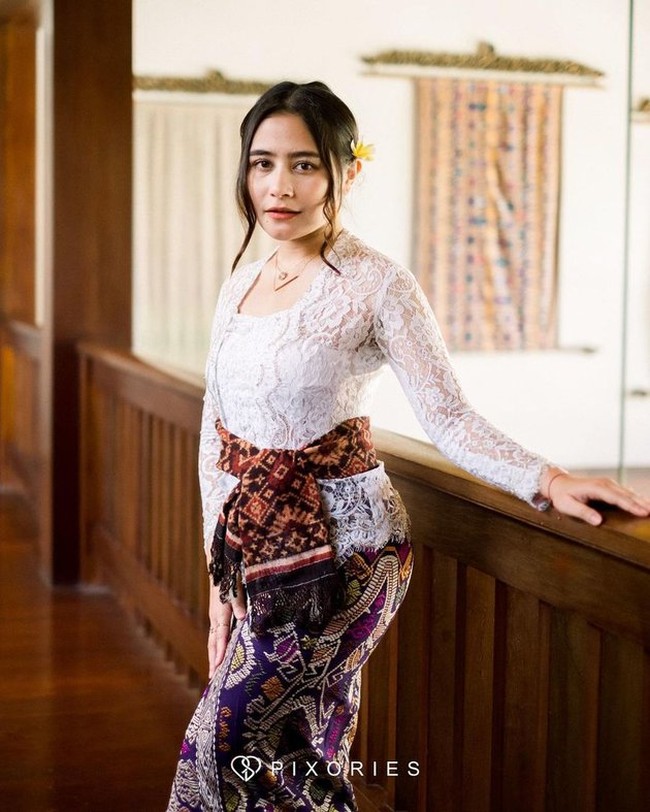 Prilly Latuconsina baru saja terlihat menghabiskan waktu liburannya untuk bertolak ke Bali. Momen-momen berliburnya itu dibagikan oleh Prilly melalui akun Instagram pribadinya. Foto: dok. Instagram/@dhikaananta