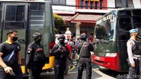  Proses pemindahan para narapidana (napi) dan tahanan ke rutan baru itu mendapat pengawalan ketat serta menerapkan protokol kesehatan yang ketat sebagai upaya pencegahan penyebaran virus Corona. Sebelum dipindah, mereka dilakukan pemeriksaan rapid antigen serta mengenakan masker saat proses pemindahan berlangsung.