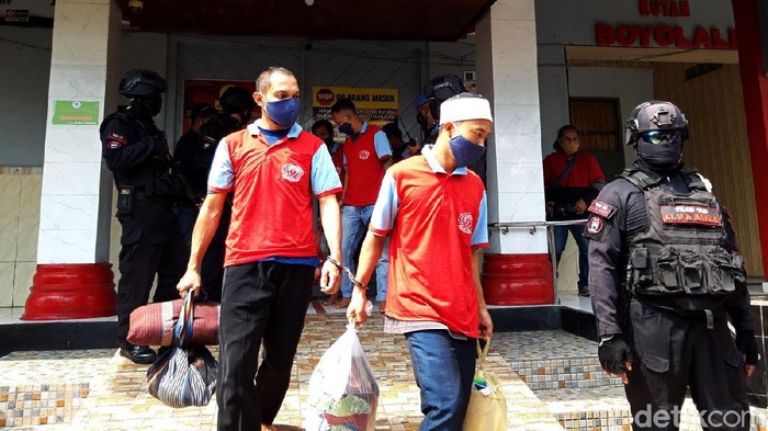 Proses Pemindahan Penghuni Rutan Boyolali Terapkan Prokes Ketat Warga binaan di Rutan kelas II B Boyolali pindah ke rutan baru. Proses pemindahan tersebut menerapkan protokol kesehatan yang ketat guna cegah penyebaran Corona