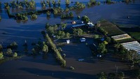 Diketahui hujan deras di sepanjang pantai timur Australia selama akhir pekan menimbulkan banjir terparah dalam setengah abad di beberapa daerah.