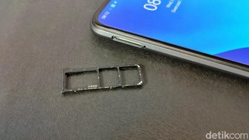 Realme C25 memberikan slot dual SIM Card plus microSD. Foto: Adi Fida Rahman/detikINET