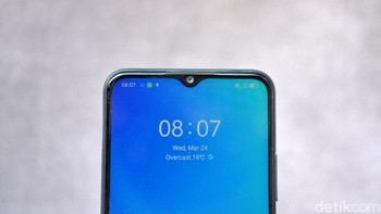 Mengusung notch tetesan air yang menjadi rumah bagi kamera depan berukuran 8 MP. Foto: Adi Fida Rahman/detikINET