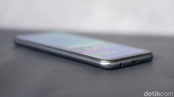 Bagian bawahnya terdapat port jack audio 3,5 mm dan USB Type C. Foto: Adi Fida Rahman/detikINET