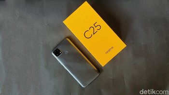 Sedangkan Realme C25 dijual dengan harga Rp 2.299.000 untuk varian 4GB/64GB dan harga khusus Rp 2.099.000 untuk flash sale. Untuk varian 4GB/128GB dilepas dengan harga Rp 2.499.000. Foto: Adi Fida Rahman/detikINET