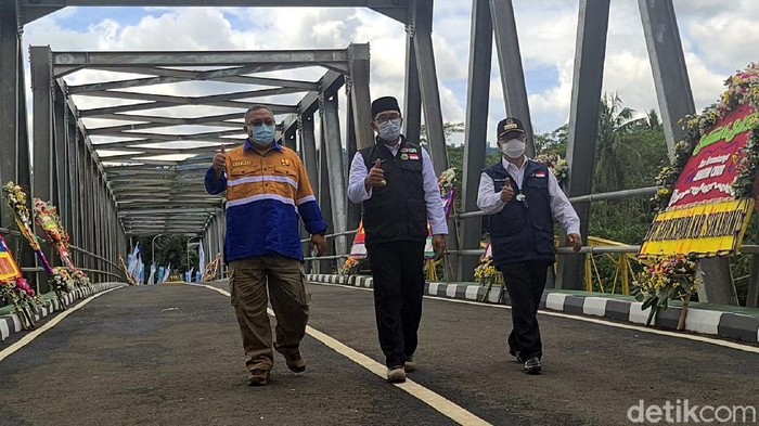 Ridwan Kamil meresmikan jembatan Cibuni penghubung Sukabumi-Cianjur