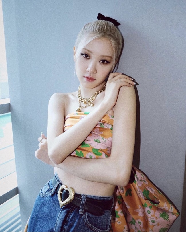 John Mayer pun menuliskan pesan khusus untuk Rose BLACKPINK. Ia mengucapkan rasa terima kasih karena telah membawakan lagu ’Slow Dancing in a Burning Room’ dalam acara ‘Sea of Hope’. “Rosé! I should be thanking YOU! (so thank you.)” Foto: dok Instagram roses_are_rosie