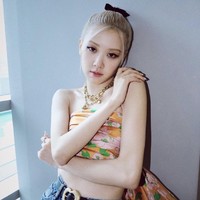 John Mayer pun menuliskan pesan khusus untuk Rose BLACKPINK. Ia mengucapkan rasa terima kasih karena telah membawakan lagu ’Slow Dancing in a Burning Room’ dalam acara ‘Sea of Hope’. “Rosé! I should be thanking YOU! (so thank you.)” Foto: dok Instagram roses_are_rosie