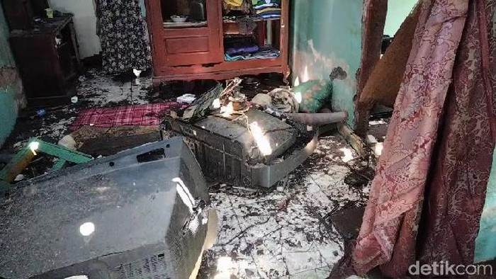 rumah tersambar petir