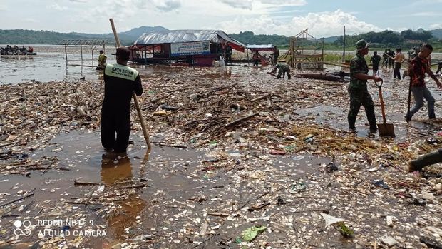 sampah di waduk jatigede