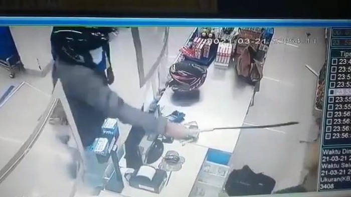 Screenshot rampok viral ancam korban pakai samurai di Sumsel (dok. Istimewa)
