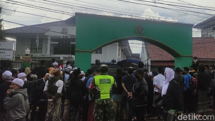 Simpatisan Habib rizieq demo di kejari cianjur