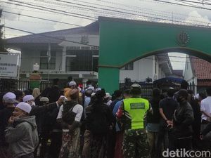 Desak Habib Rizieq Dibebaskan, Massa Simpatisan Geruduk Kejari Cianjur