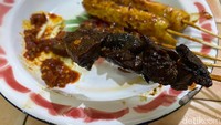 Jangan lupa cicip sate kerbau di sini. Dagingnya super empuk, juicy, dan tak amis sama sekali! Foto: detikfood