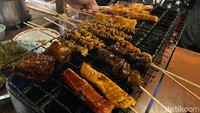 Bumbu bakarannya diracik dengan saus BBQ, kecap manis, hingga saus sambal. Rasanya campuran manis, gurih, dan pedas. Foto: detikfood