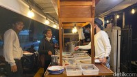 Di malam hari, bagian depan rumah makan ini diperuntukkan sebagai tempat angkringan. Kamu bisa jajan nasi kucing di sini. Foto: detikfood