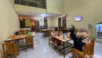 Buka sejak pagi hingga malam hari, rumah makan ini cocok disambangi untuk mengisi perut di jam-jam makan siang maupun malam. Foto: detikfood