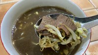 Harga per porsinya Rp 12 ribu saja. Pelengkapnya ada tauge yang masih renyah. Tekstur daging kerbaunya sendiri begitu empuk dan enak. Foto: detikfood