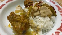 Uniknya rumah makan ini mempersilakan pengunjung untuk ambil nasi putih sesuai selera. Lauk lain yang bisa kamu coba adalah ayam lodho. Foto: detikfood