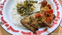 Seporsi nasi dengan mangut manyung ini dibanderol Rp 25 ribu. Rasanya makin nikmat dengan siraman sayur lodeh dan tambahan sambal super pedas. Foto: detikfood