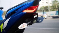 Lampu depan dan lampu belakang sudah menggunakan teknologi LED, namun untuk lampu seinnya masih bohlam. Foto: GreatBiker