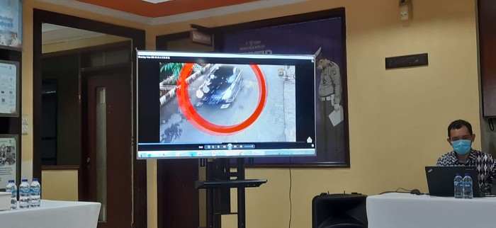 Tangkapan CCTV detik-detik bocah ditabrak lari pengemudi sedan di Kelapa Gading.