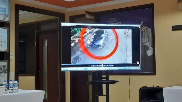 Tangkapan CCTV detik-detik bocah ditabrak lari pengemudi sedan di Kelapa Gading.
