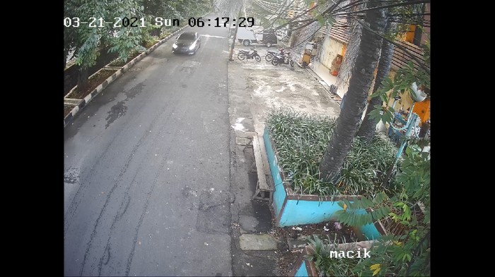 Tangkapan layar video CCTV saat pengemudi mobil melarikan diri usai tabrak bocah di Kelapa Gading