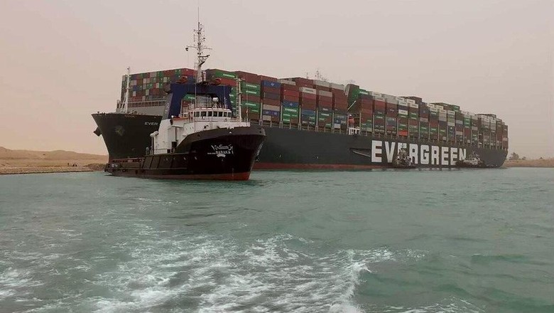 Terusan Suez Macet, Penyebabnya Kapal Kontainer Kandas