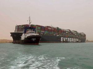 Kapal Raksasa Nyangkut di Terusan Suez Bikin Pusing Seluruh Dunia