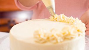 4 Tips Bikin Buttercream Enak untuk Dekorasi Lunch Box Cake