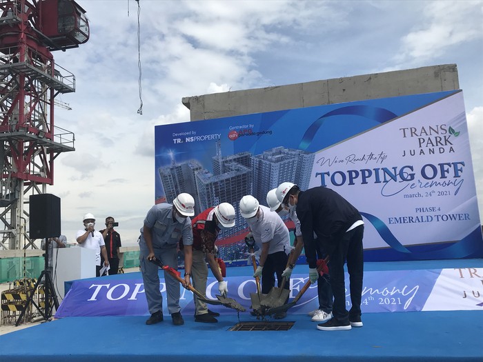 Topping Off Tower Emerald Transpark Juanda