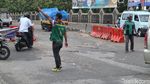 Pak Ogah Beraksi di Atas Jl Raya Legok-Karawaci yang Rusak