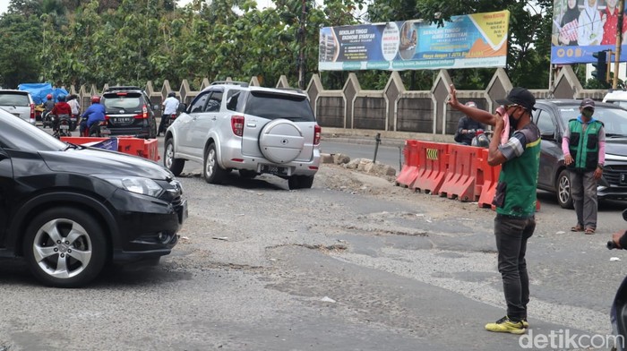 Traffic light mati, Pak Ogah beraksi di Jl Raya Lego, 24 Maret 2021. (Nisrina Khairunnisa/detikcom)