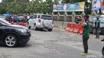 Pak Ogah Beraksi di Atas Jl Raya Legok-Karawaci yang Rusak