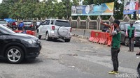 Di Sini, traffic light atau lampu lalu lintas sudah lama mati. Pak Ogah seolah-olah mengambil alih peran benda tidak bernyawa yang seharusnya menyala itu. (Nisrina Khairunnisa/detikcom)