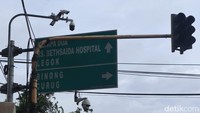 Traffic light mati, Pak Ogah beraksi di Jl Raya Lego, 24 Maret 2021. (Nisrina Khairunnisa/detikcom)