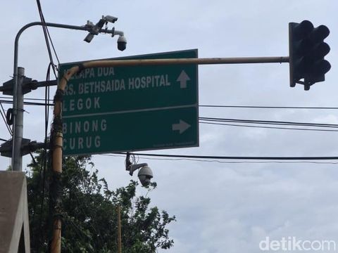 Traffic light mati, Pak Ogah beraksi di Jl Raya Lego, 24 Maret 2021. (Nisrina Khairunnisa/detikcom)