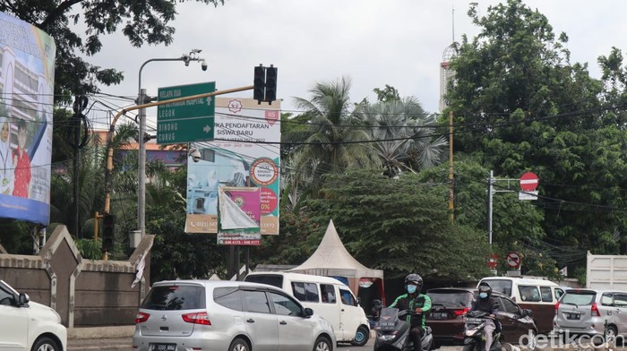Traffic light mati, Pak Ogah beraksi di Jl Raya Lego, 24 Maret 2021. (Nisrina Khairunnisa/detikcom)