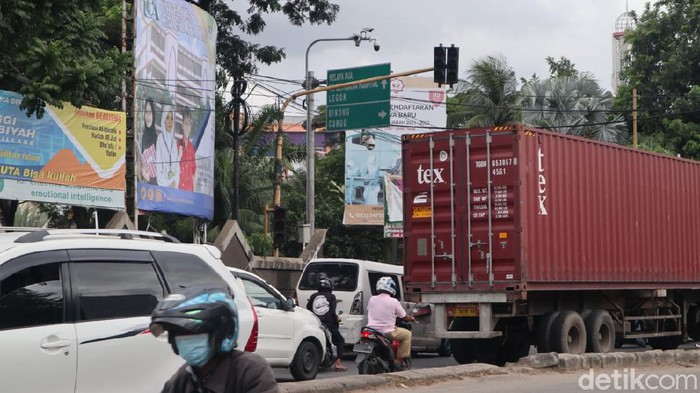 Traffic light mati, Pak Ogah beraksi di Jl Raya Lego, 24 Maret 2021. (Nisrina Khairunnisa/detikcom)