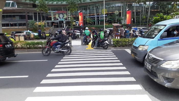 Trotoar di depan mal Kuningan City, kolong JLNT Casablanca masih jadi tempat putar balik, Rabu (24/3).