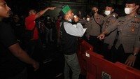 Massa yang bukan merupakan peserta tersebut memaksa untuk mendekat ke lokasi kongres namun demikian personel kepolisian menghadang mereka.