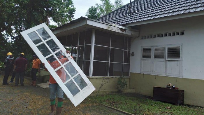 Universitas Sumatera Utara (USU) melakukan pengosongan rumah dinas yang hingga kini masih ditempati keluarga dari mantan guru besar Profesor TMHL Tobing. Pengosongan dilakukan setelah dua kali diminta pindah melalui surat.