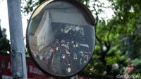 Proses evakuasi yang masih dilakukan petugas membuat kendaraan yang melintas di jalur tempat pohon tumbang tersendat sehingga menyebabkan kemacetan.