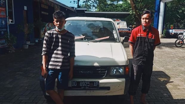 2 Warga Makassar, Firman dan Muhammad Ardi tertangkap tangan tengah membuang sampah 1 bak mobil pikap ke pinggir jalan raya.