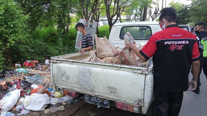 2 Warga Makassar, Firman dan Muhammad Ardi tertangkap tangan tengah membuang sampah 1 bak mobil pikap ke pinggir jalan raya.