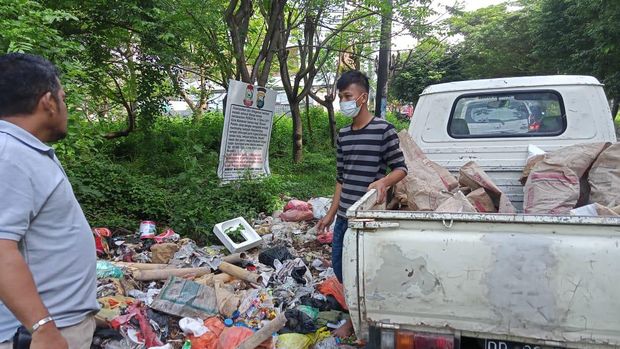 2 Warga Makassar, Firman dan Muhammad Ardi tertangkap tangan tengah membuang sampah 1 bak mobil pikap ke pinggir jalan raya.